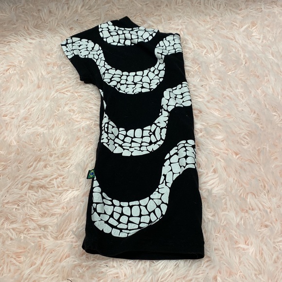 Black and white off the shoulder top with snake print around the shirt - Picture 3 of 4